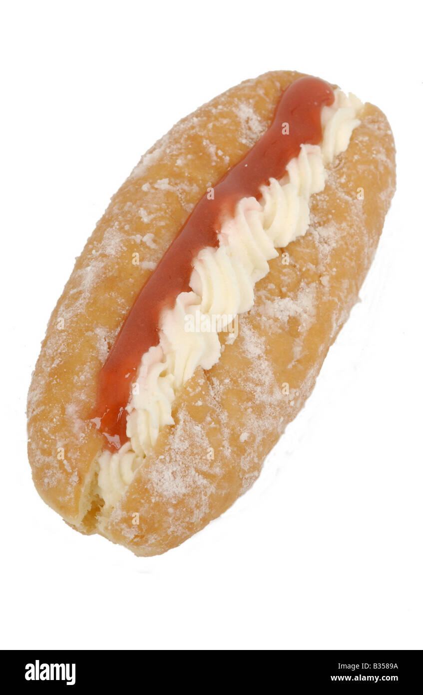 geschnitten Sie aus einer Marmelade Krapfen mit Sahne Stockfoto