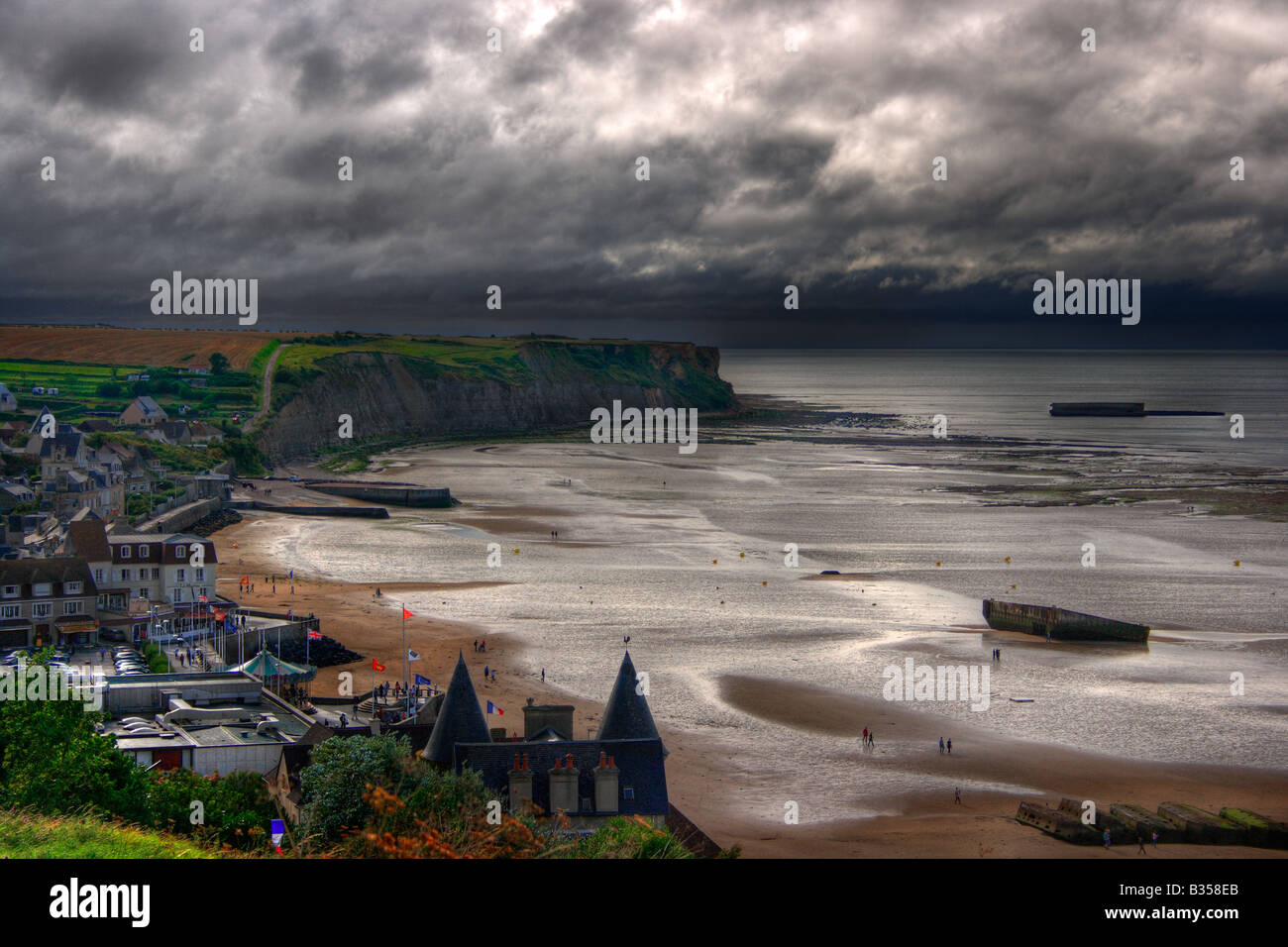 Eine stimmungsvolle Darstellung Dorf Arromanches in der Normandie, liegend in der Mitte von den Stränden der Normandie. Stockfoto