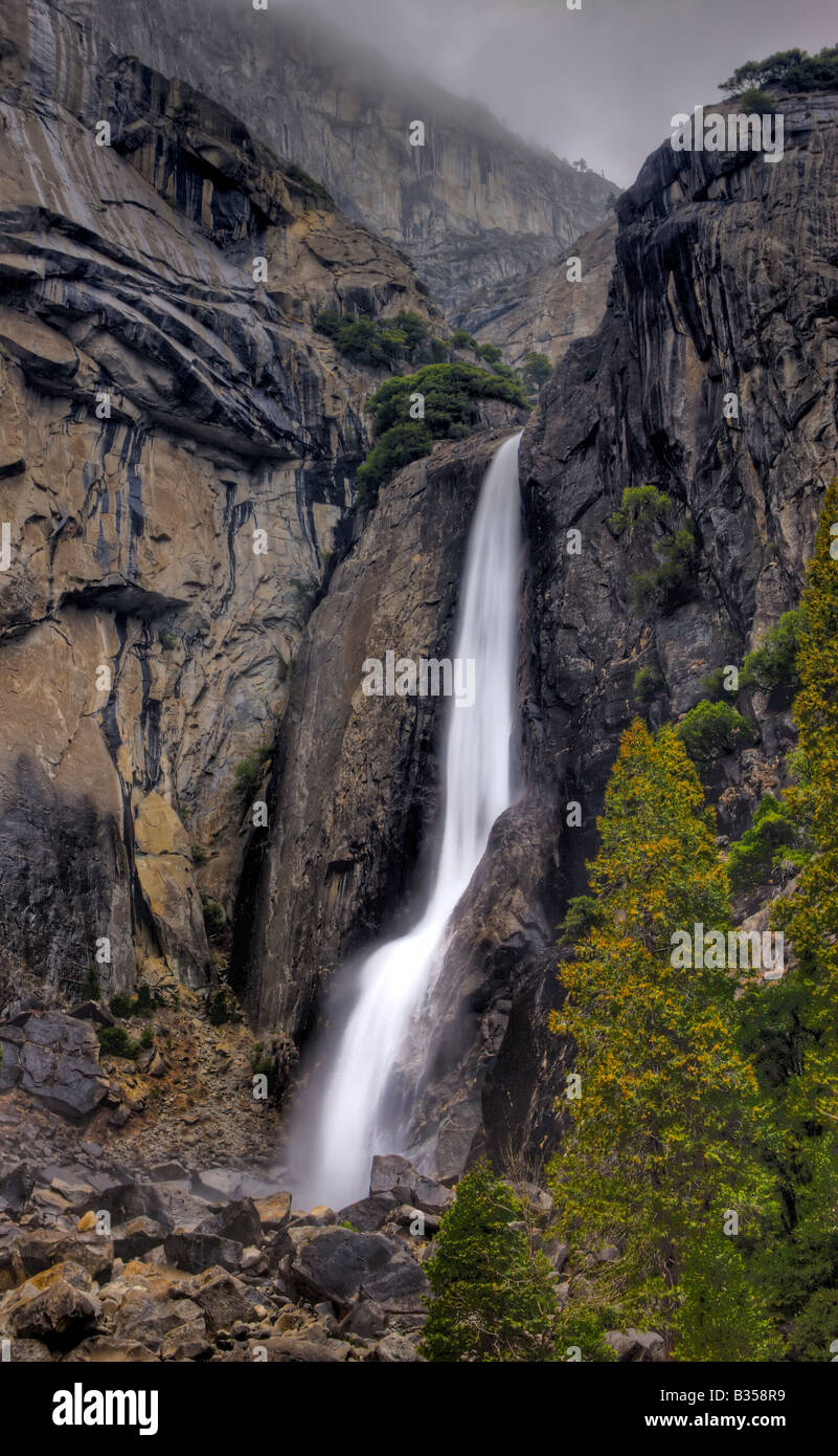 Lower Yosemite Falls und Frühjahr Abfluss an stürmischen Tag Yosemite Nationalpark, Kalifornien USA Stockfoto