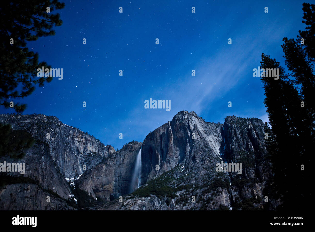 Ysoemite Falls nimmt einen anderen weltlichen Blick auf nahe unter den Sternen Yosemite Nationalpark, Kalifornien USA Stockfoto