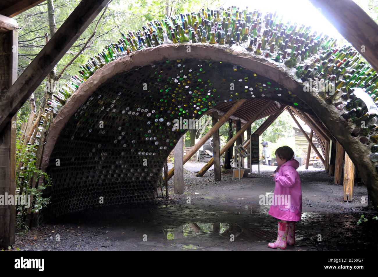 Recycling-Flaschen machen einen attraktiven Tunnel im Zentrum für Alternative Technologie anzeigen Stockfoto