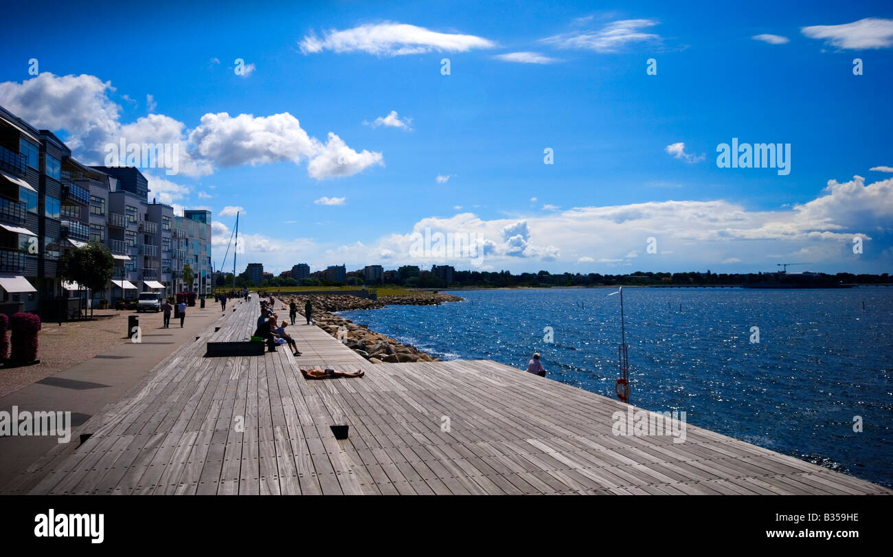 Menschen, die Entspannung in Västra Hamnen (The Western Harbour) in Malmö, Schweden, eines neuesten modernen Wohngebiet durch die Meerenge Öresund. Stockfoto