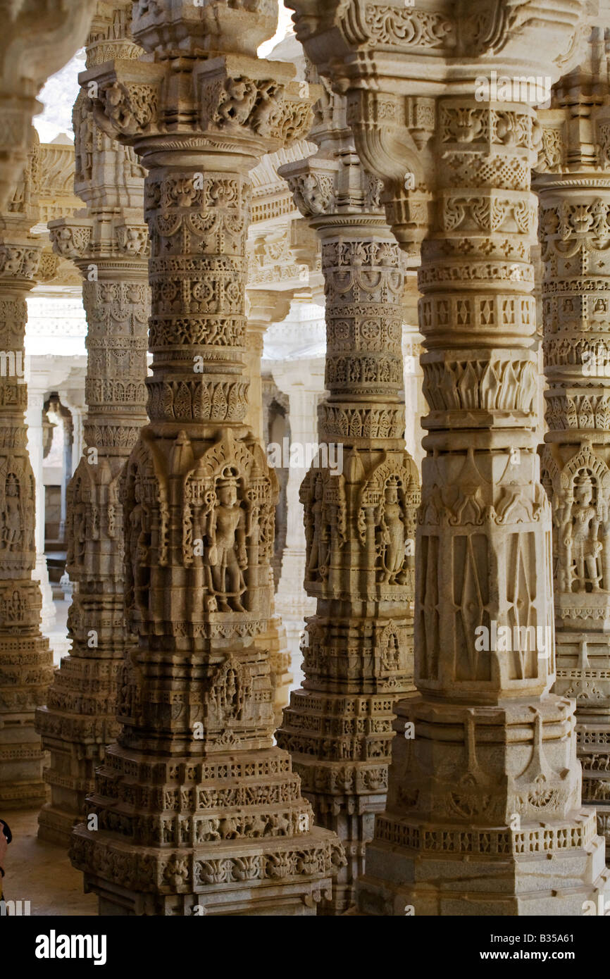 Der CHAUMUKHA-MANDIR-Tempel in RANAKPUR RAJASTHAN in der Nähe von Sadri hat 1440 geschnitzte Säulen mit keine zwei gleichermaßen Indien Stockfoto