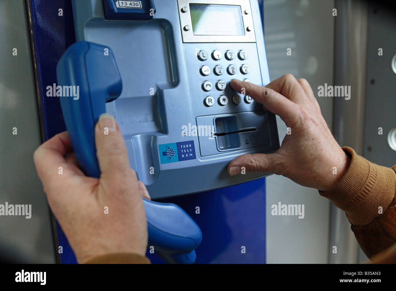 Man wählt ein öffentliches Telefon, Trabzon, Türkei Stockfoto