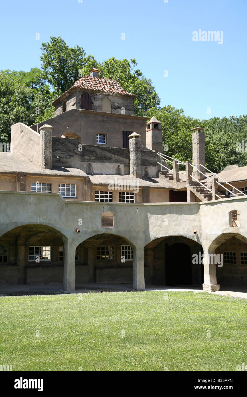 Moravian Pottery and Tile arbeitet in Doylestown Pennsylvania von der Nordseite des Hofes. Stockfoto