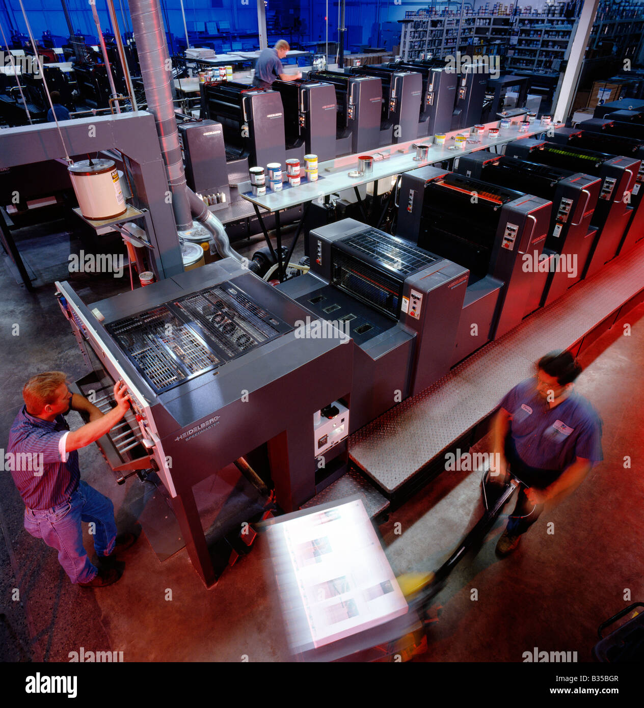 Arbeitnehmer eine Lithographie-Pflanze eine Heidelberger Druckmaschine mit Stockfoto