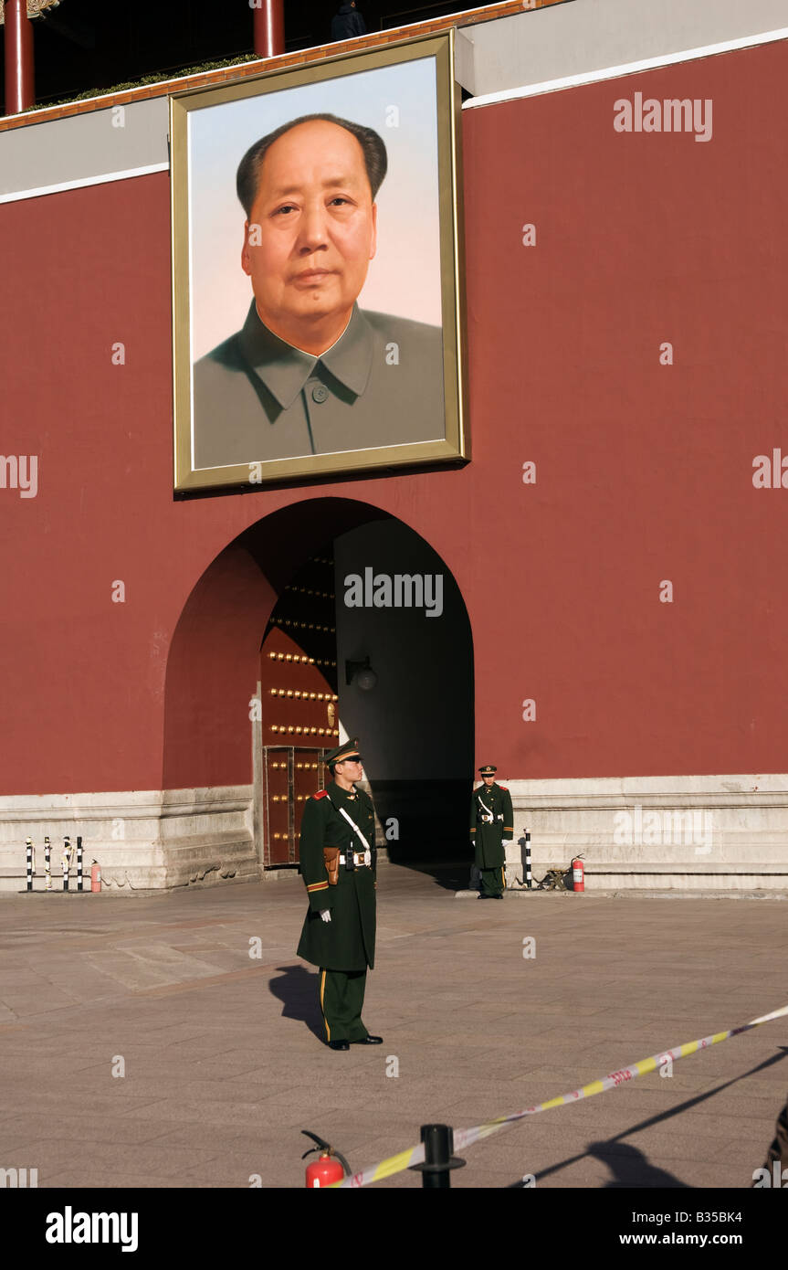 Zwei Wachen stehen unter einem Bild des Vorsitzenden Mao in dem Tiananmen-Platz, China im Jahr 2007 übernommen Stockfoto