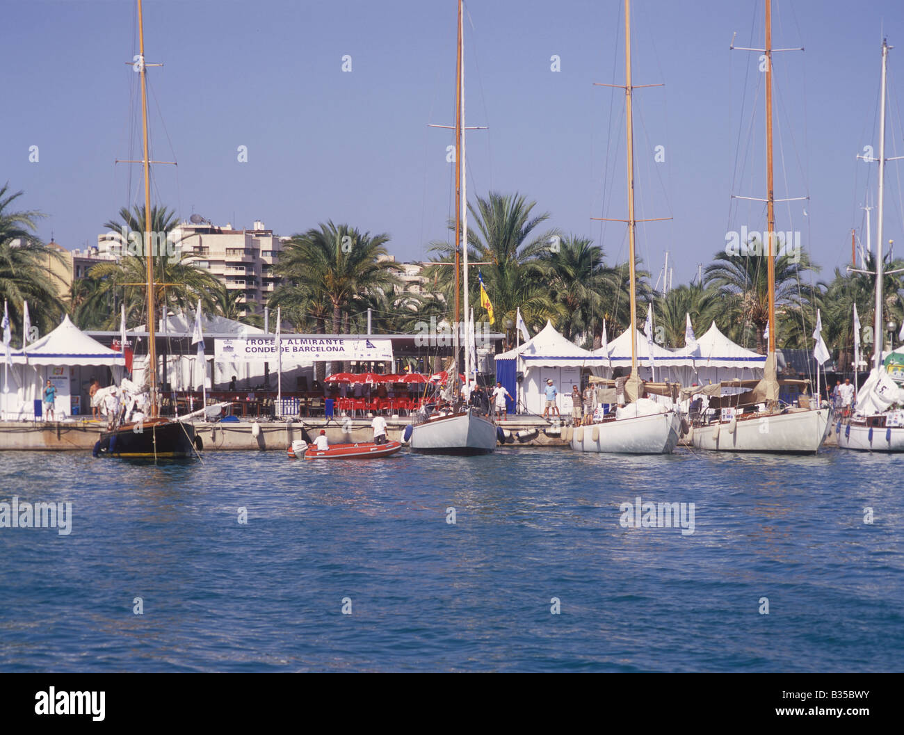 Szene in Regatta Dorf während der XXIV TROFEO ALMIRANTE CONDE DE BARCELONA Classic Boote Segelregatta, Palma De Mallorca. Stockfoto