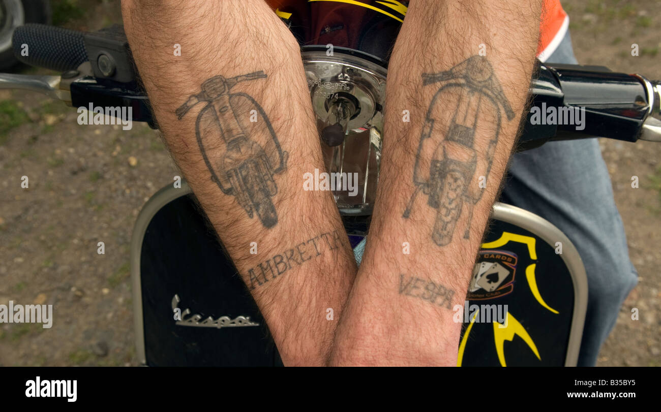 37 Jahre alte männliche Scooter-Enthusiasten mit Lambretta und Vespa Tattoos Feltham Middlesex UK Stockfoto