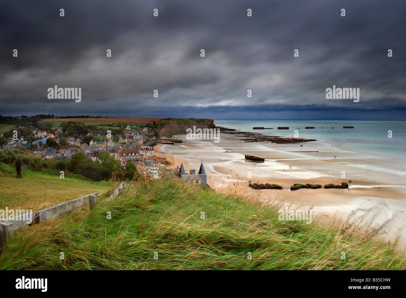 Eine stimmungsvolle Darstellung Dorf Arromanches in der Normandie, liegend in der Mitte von den Stränden der Normandie. Stockfoto