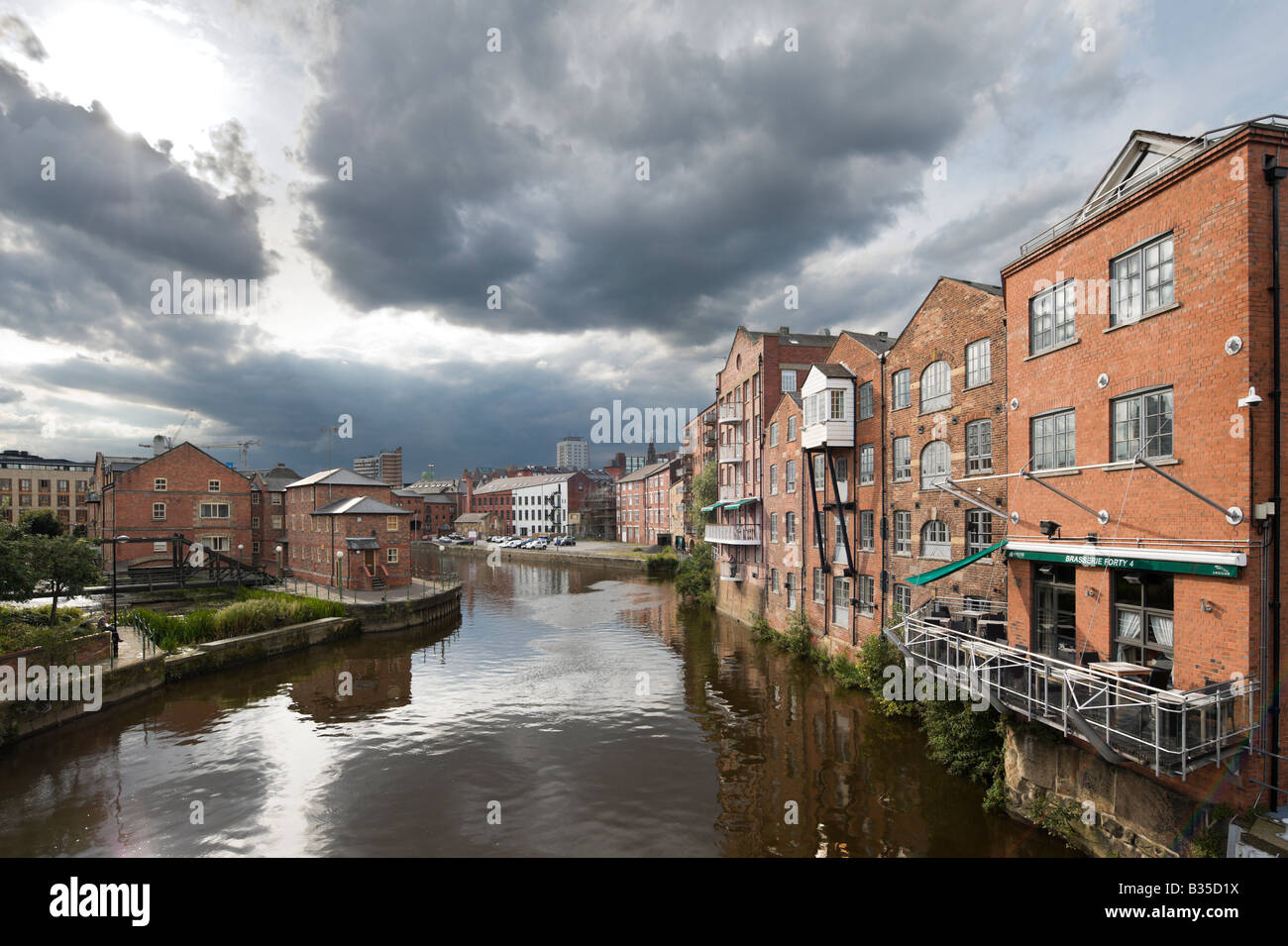 Fluss Aire in der Brauerei Wharf, Leeds, West Yorkshire, England Stockfoto