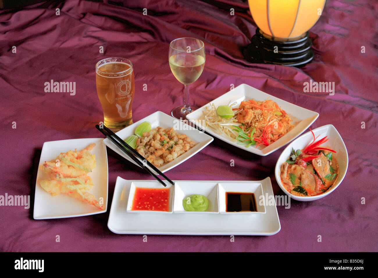 Thai Food Deep Fried Squid Szechuan Ente Dip Saucen rühren Fried frisches Gemüse Teller in einem Restaurant Ambiente Stockfoto