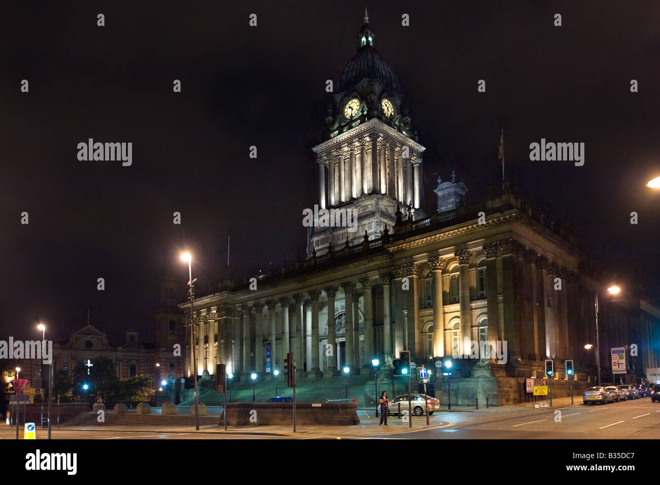 Leeds Town Hall in der Nacht (entworfen von dem lokalen Architekten Cuthbert Brodrick), Leeds, West Yorkshire, England Stockfoto