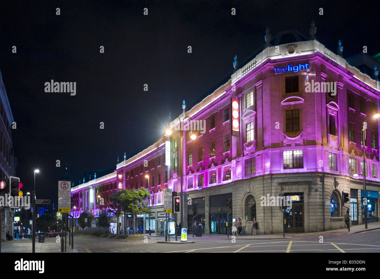 Das leichte Einkaufszentrum bei Nacht, The Headrow, Leeds, West Yorkshire, England Stockfoto