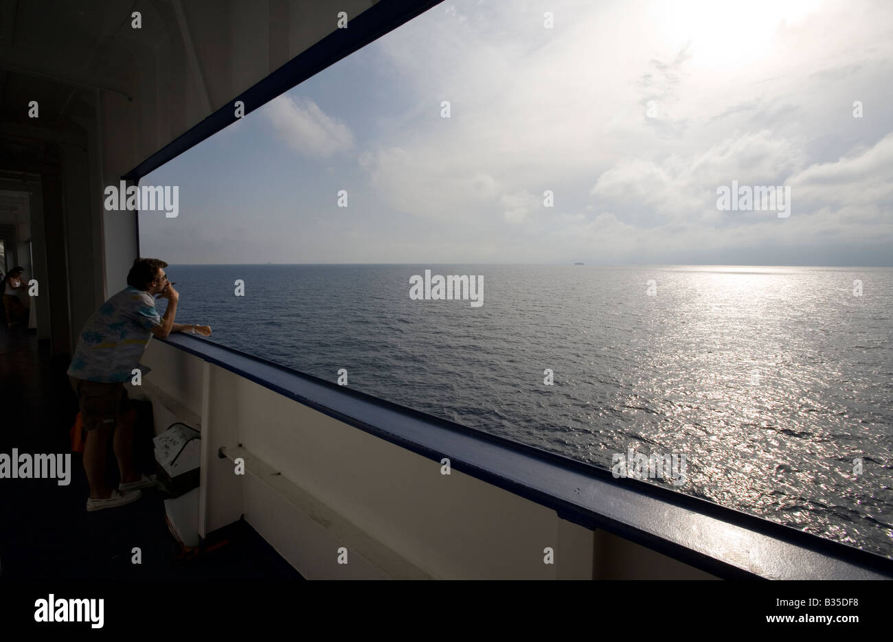 Mann, Blick auf den Horizont von einem Kreuzfahrtschiff Stockfoto