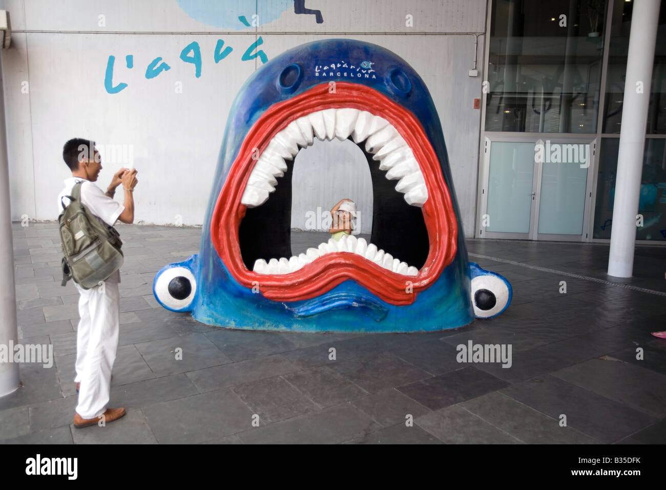 Mann unter Bild seiner Tochter im Barcelona aquarium Stockfoto