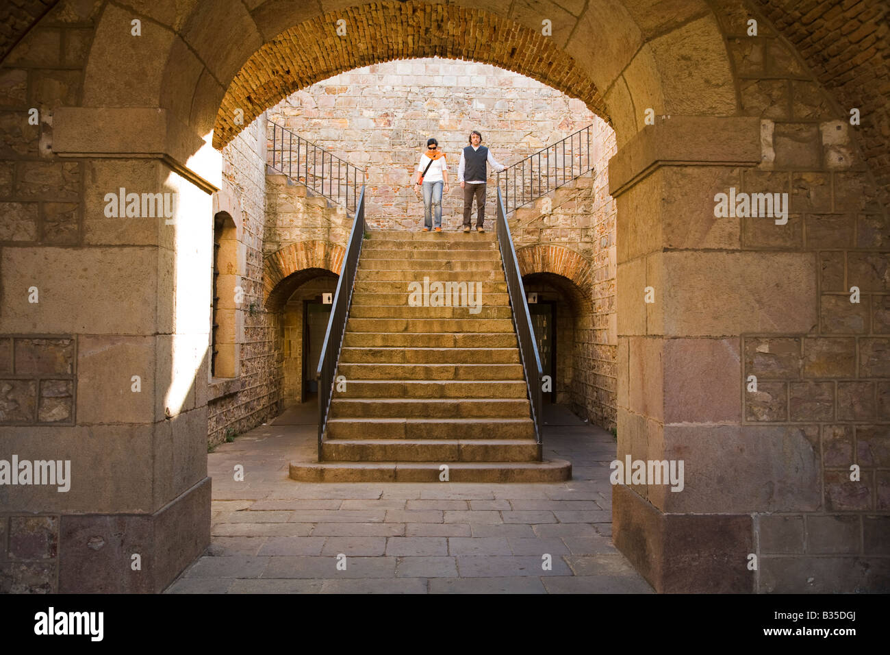 Spanien Barcelona paar gehen Sie die Treppe in Steinwand Schloss von Montjuic Festung Gehäuse Militärmuseum Stockfoto