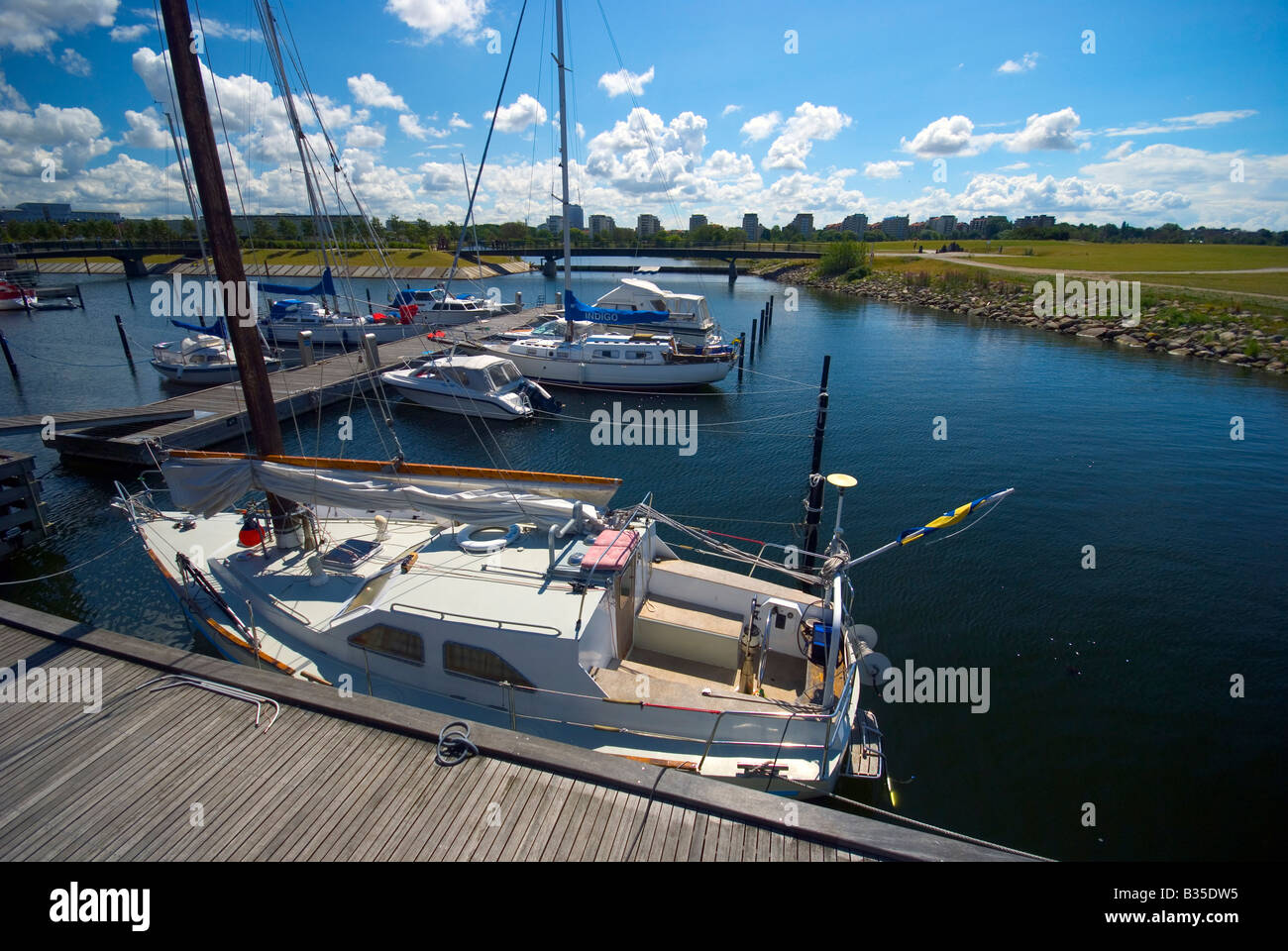 Västra Hamnen (The Western Harbour) ist ein neues, modernes Wohngebiet am Meer in Malmö, Schweden. Segelboote. Stockfoto