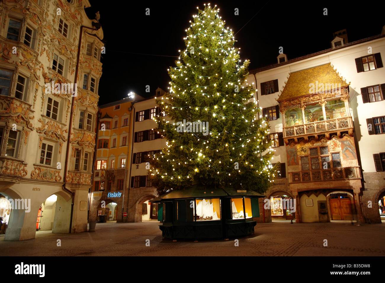 Weihnachtsbaum auf dem alten Rathausplatz - Innsbruck-Österreich Stockfoto