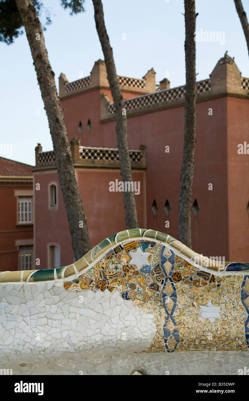 Spanien Barcelona Detail der Ziegel Mosaikmuster auf geschwungene Bank Parc Güell entworfen Architekt Antoni Gaudi Modernisme Architektur Stockfoto