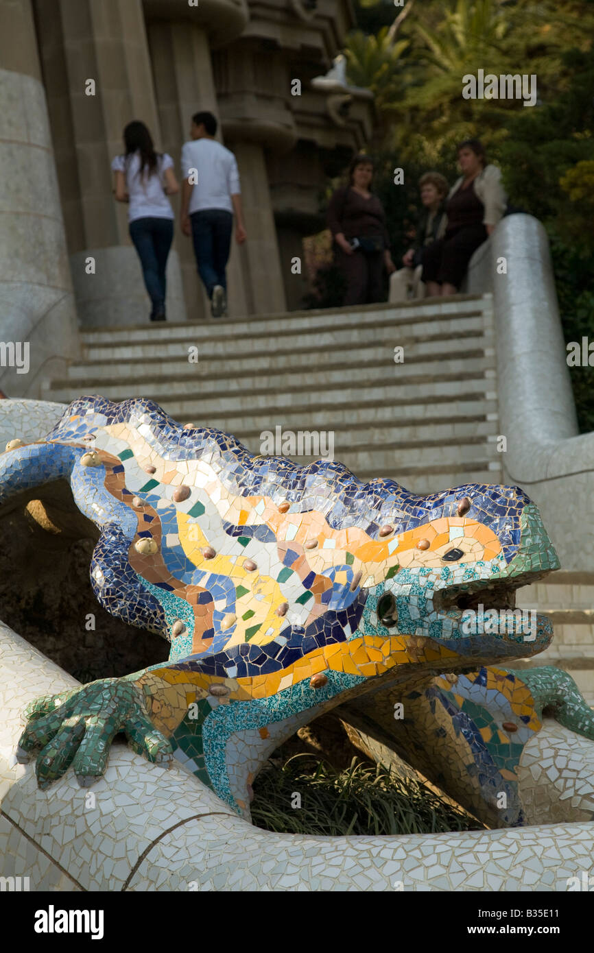 Spanien Barcelona Mosaik Drachen Skulptur am Eingang zum Parc Güell entworfen Architekt Antoni Gaudi Modernisme Architektur Stockfoto