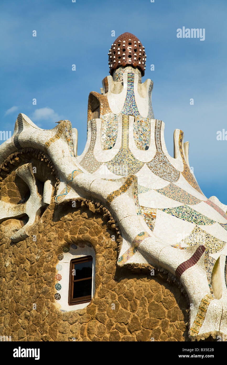 Spanien Barcelona Mosaikmuster auf Gebäude im Parc Güell entworfen Architekt Antoni Gaudi Modernisme Architektur Stockfoto