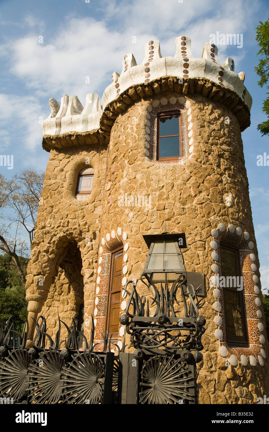 Spanien Barcelona Mosaikmuster auf Gebäude im Parc Güell entworfen Architekt Antoni Gaudi Modernisme Architektur Stockfoto