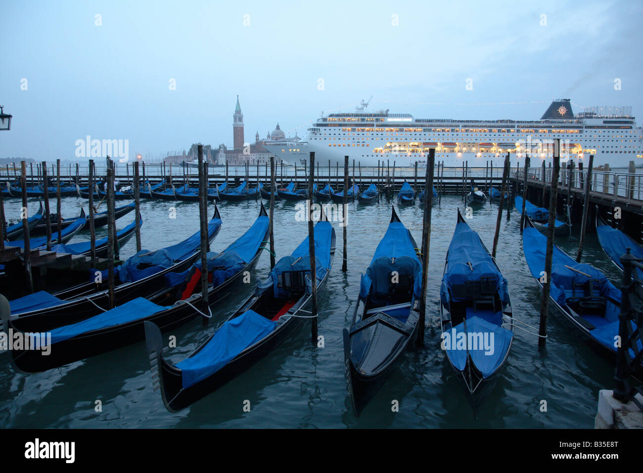 Gondeln und ein Passagierschiff in der Abenddämmerung, Venedig, Italien Stockfoto