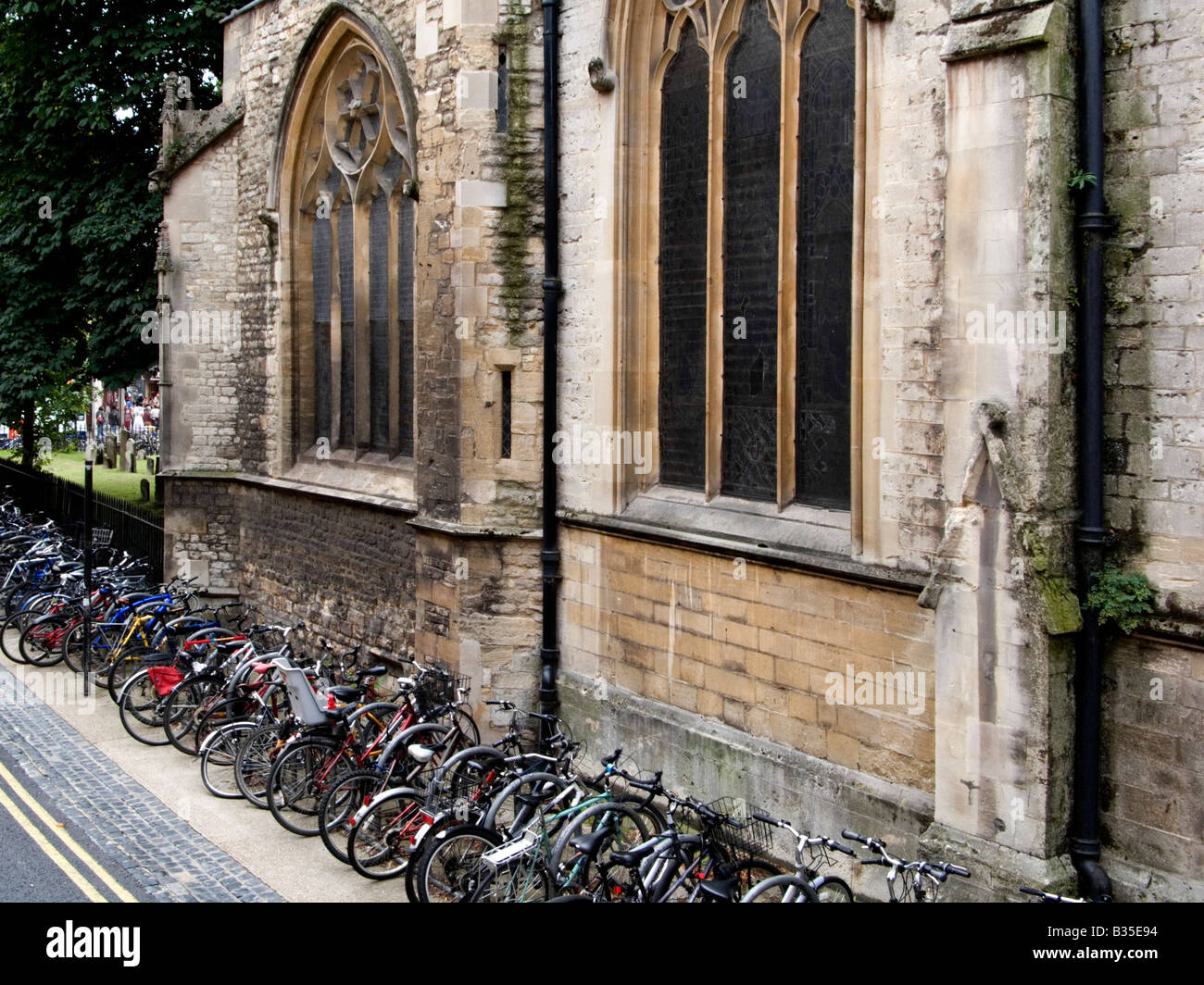 Fahrräder geparkt massenhaft am Straßenrand außerhalb St. Maria Magdalena Kirche, Magdalen Street Oxford, Oxfordshire, England, UK Stockfoto