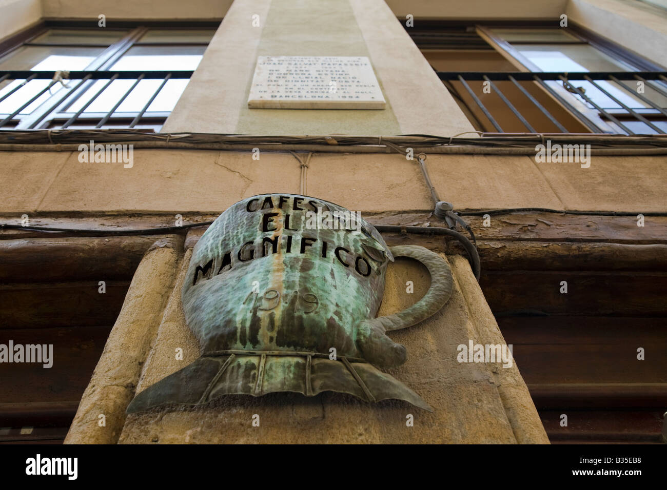 Spanien Barcelona riesige Kupfer Kaffee Tasse Skulptur im Außenbereich des Cafés el Magnifico Stores in Ribera Viertel Stockfoto