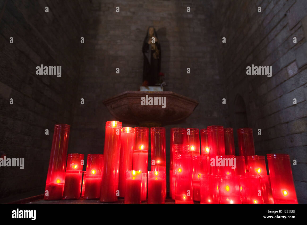 Spanien Barcelona Rot Votiv-Kerzen brennen im Inneren der Kirche von Santa Maria del Mar in Ribera Viertel Stockfoto