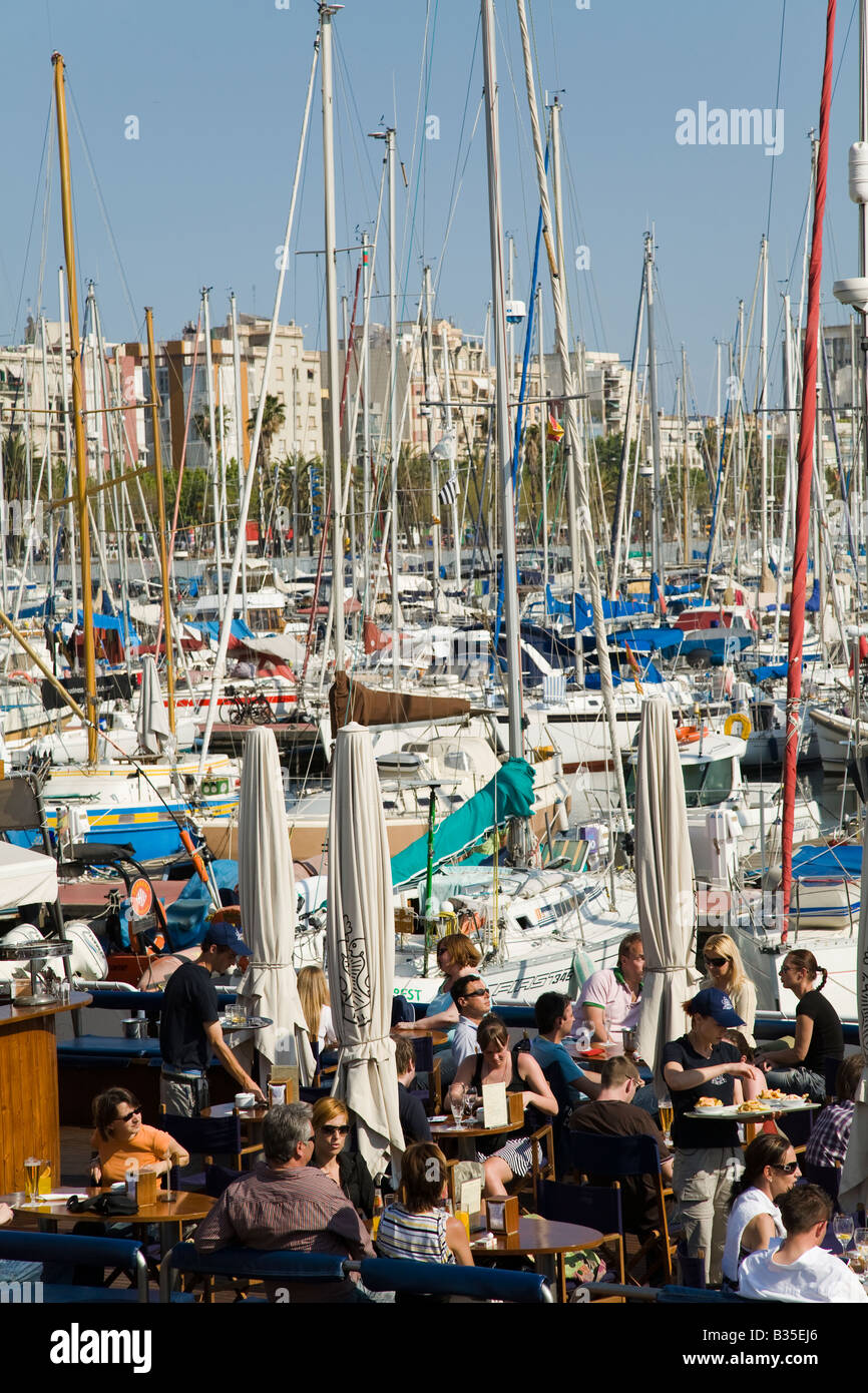 Spanien Barcelona Menschen Speisen Sie im Freien im Restaurant mit Marina Port Vell Hafen im Hintergrund Stockfoto