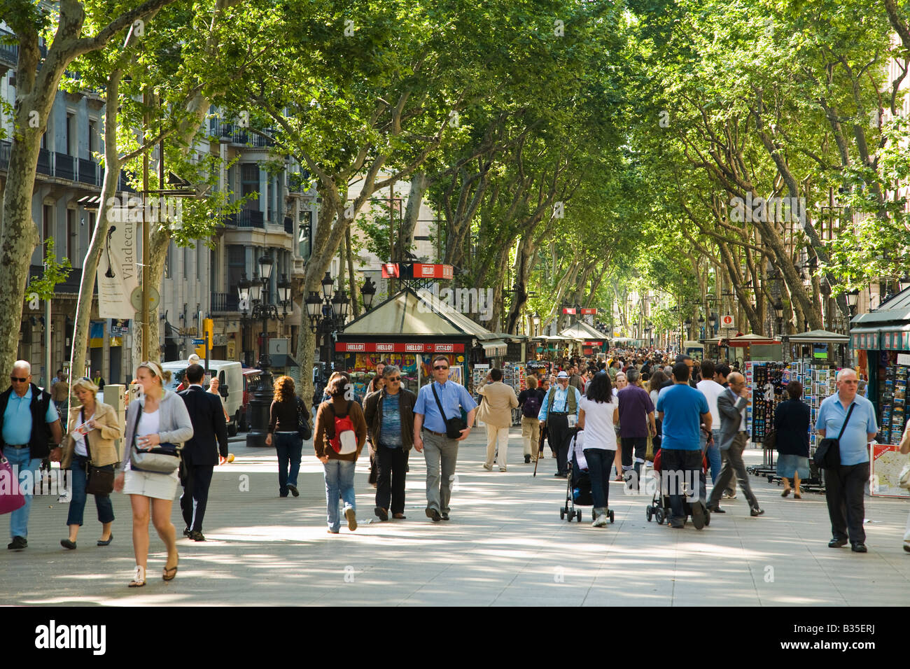 Spanien Barcelona Menschen schlendern die Ramblas Fußgängerzone im Herzen der Stadt beliebtes Touristenziel Stockfoto