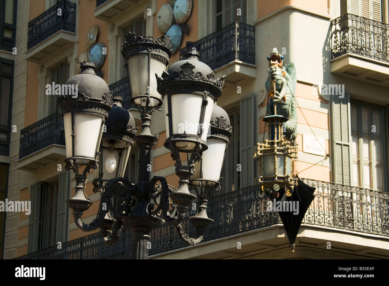 Spanien Barcelona Straße Lampe chinesischer Drache und Balkon Geländer aus Metall und Schmiedeeisen entlang Las Ramblas Stockfoto