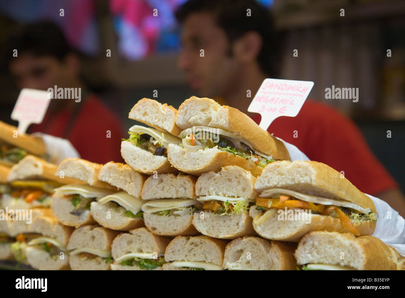 Spanien Barcelona Haufen vegetarische Sandwiches zum Verkauf in La Boqueria produzieren Marktpreis in Euro Stockfoto