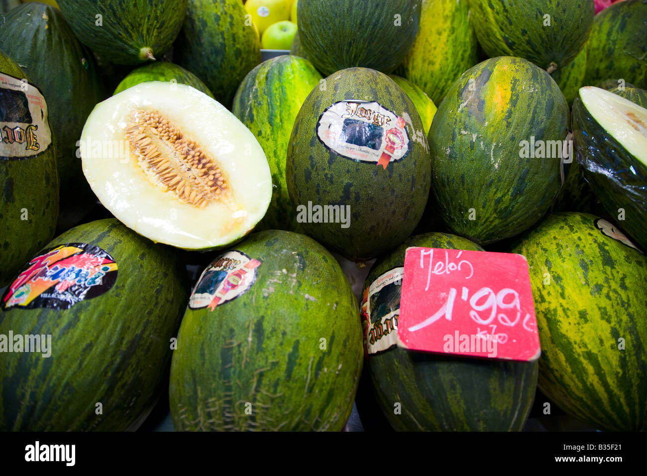 Spanien Barcelona frische ganze und halbe Melonen auf dem Display in La Boqueria produzieren Zeichen der Marktpreis in Euro Stockfoto