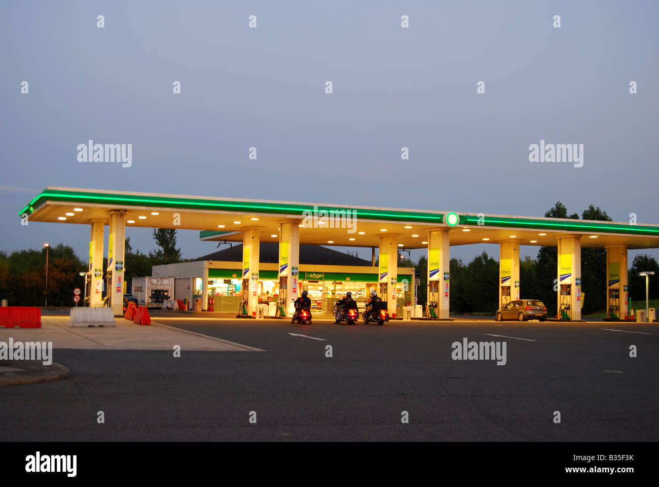 Shell-Benzin-Tankstelle in der Abenddämmerung, Moto Dienste, Reading, Berkshire, England, Vereinigtes Königreich Stockfoto