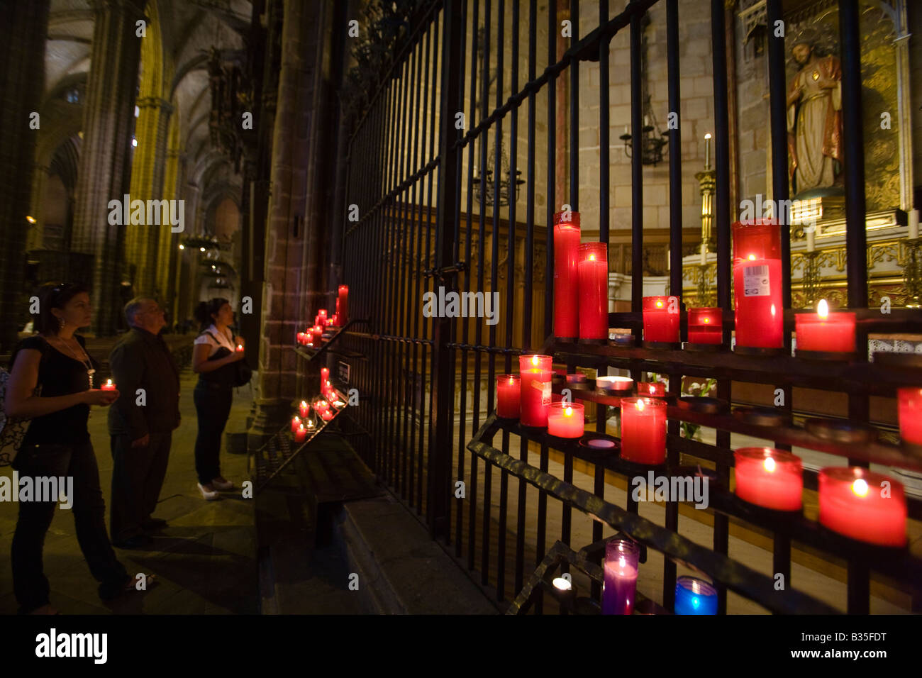 Spanien Barcelona viele rote votive Kerzen angezündet, bevor Kapelle drei Kerzen Innenraum der Kathedrale von Barcelona Gothic Personen Stockfoto