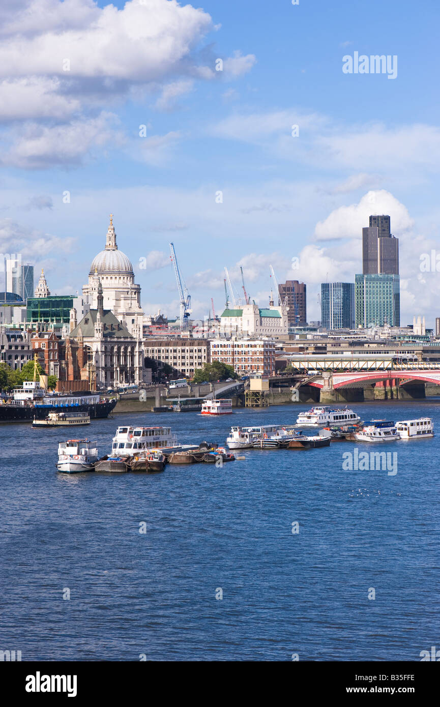 Thames River und die Skyline der Stadt von London London Vereinigtes Königreich Stockfoto