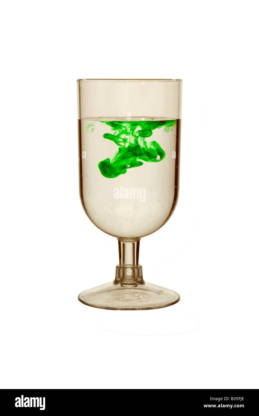 Grüne Tinte in ein Glas Wasser Stockfoto