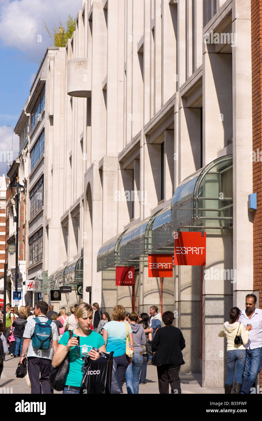 Fußgänger und Geschäfte auf Floral Street Covent Garden WC2 London Vereinigtes Königreich Stockfoto