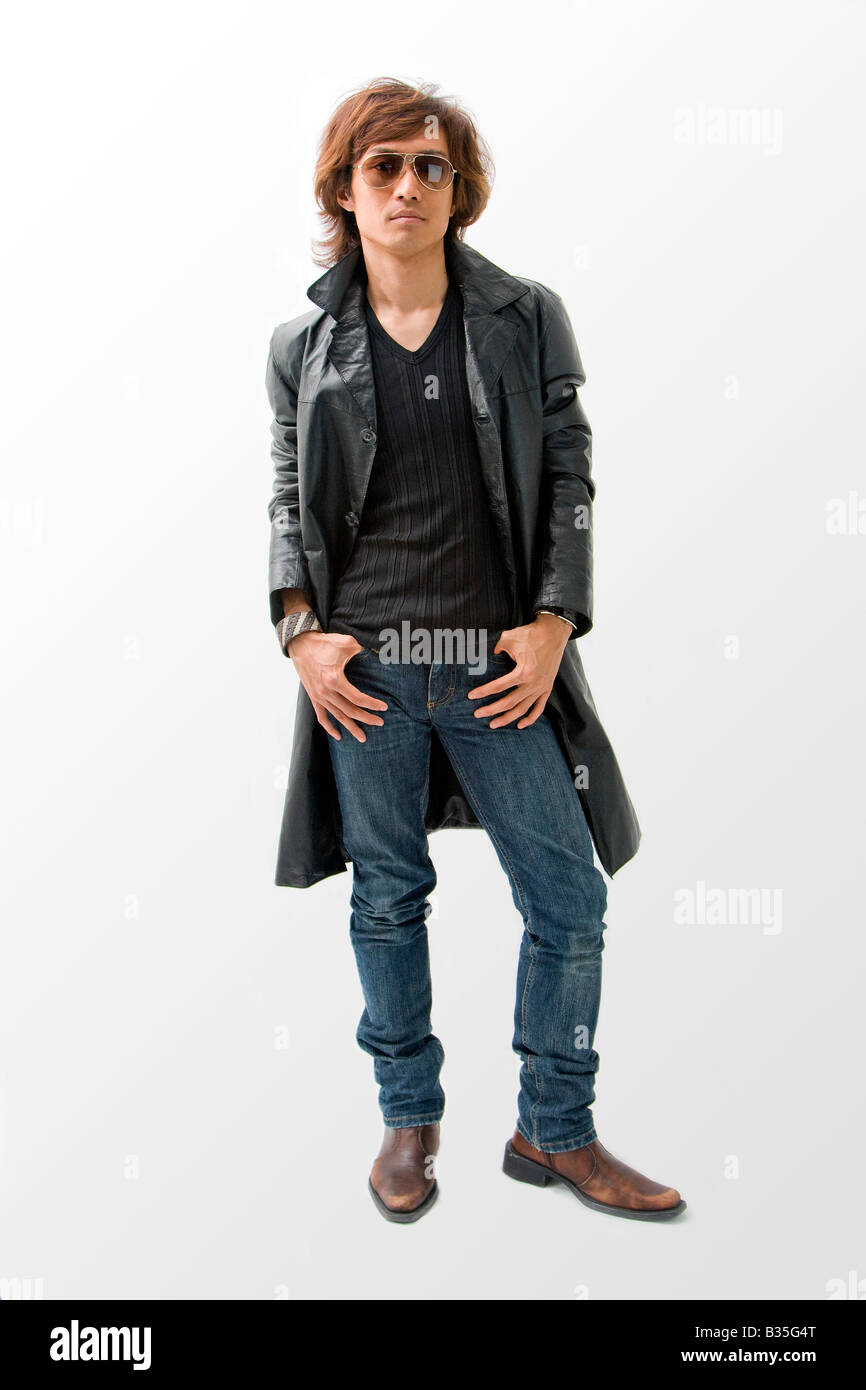 Cool Asiaten tragen Sonnenbrillen und Ledermantel isoliert Stockfoto