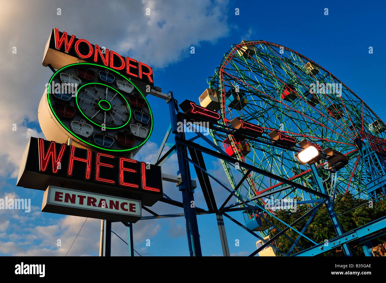 Die Leuchtreklame bis zum Eingang des Riesenrad Wonder Wheel auf Coney Island, New York City Stockfoto