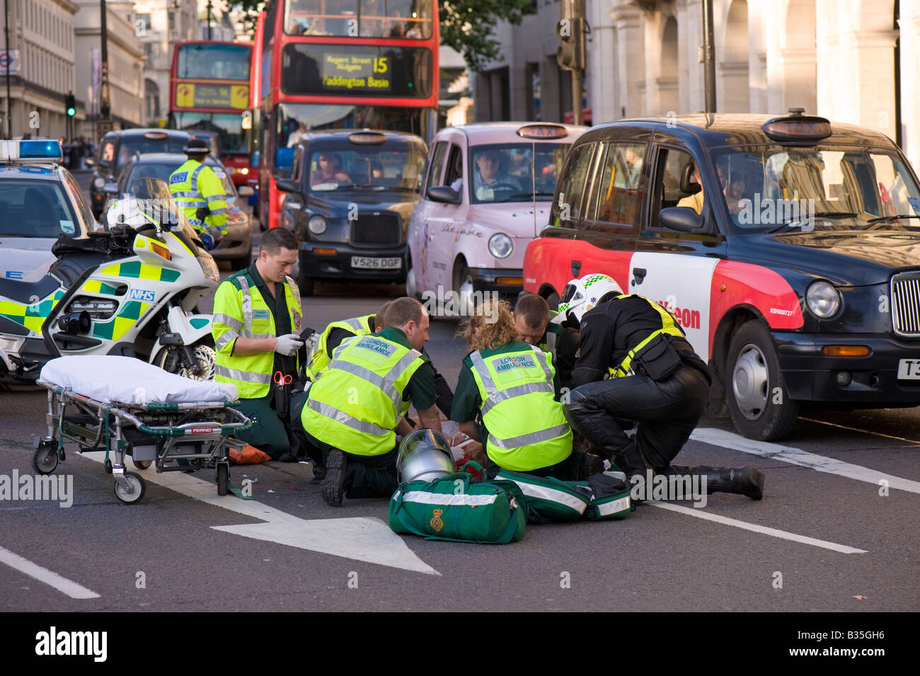 Polizei und Sanitäter besucht verletzte Fußgänger Trafalgar Square London Vereinigtes Königreich Stockfoto