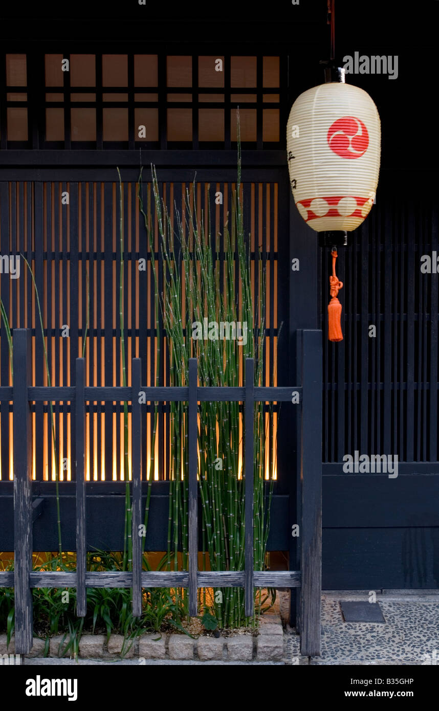 Warme Licht hinter das Gitter von einem Machiya Stadthaus in der Shimbashi-Bezirk von Kyoto-Stadt Stockfoto