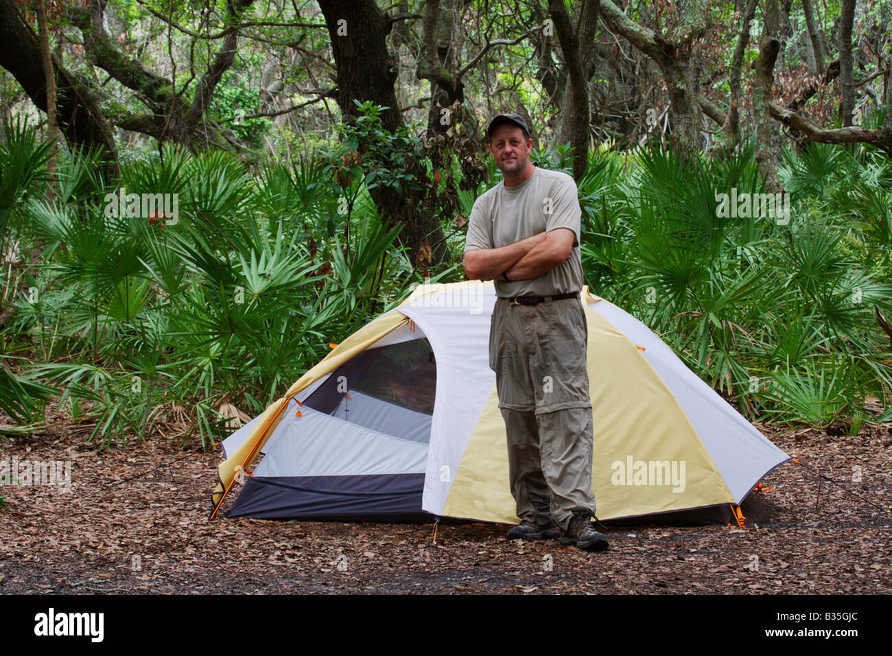 Ein Wanderer nimmt eine Auszeit neben seinem Zelt auf Cumberland Island Georgia Stockfoto