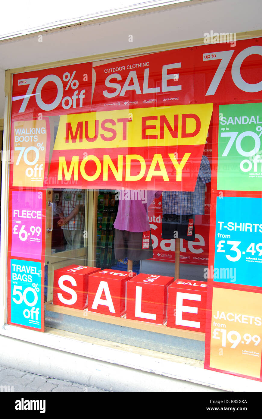 Shop Verkauf Fenster Poster, Monnow Street, Monmouth, Monmouthshire, Wales, Vereinigtes Königreich Stockfoto