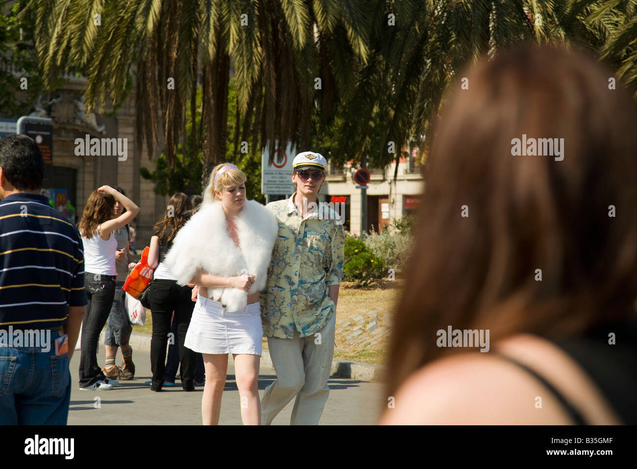 Spanien Barcelona Young erwachsenes paar Spaziergang auf der Straße am Ende der Las Ramblas Frau tragen weiße flauschige Fell Stola Stockfoto