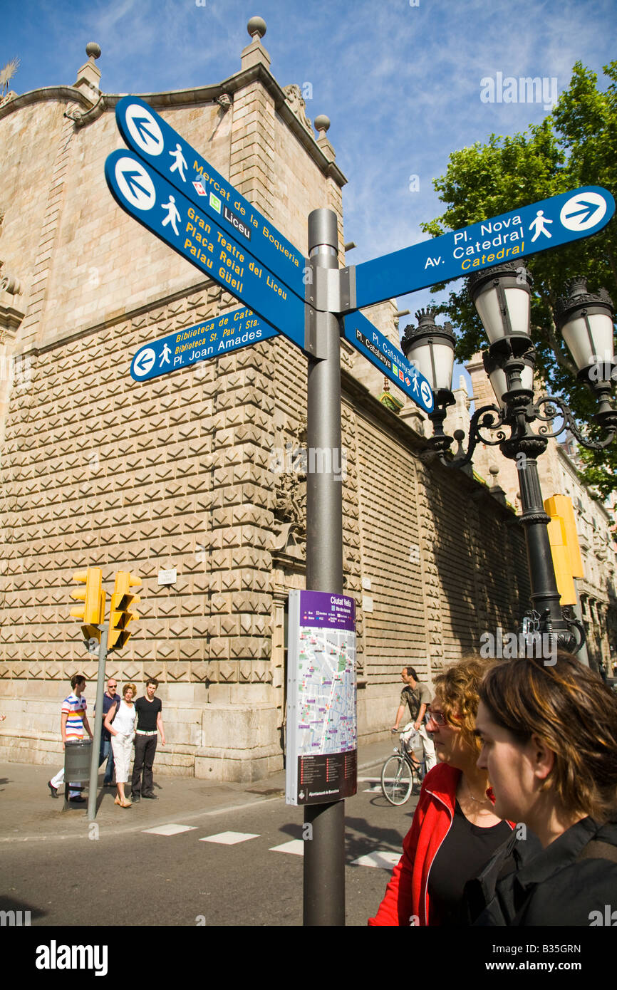 Spanien Barcelona zwei Frauen schauen Karte gebucht auf Las Ramblas Fußgängerzone im Herzen der Stadt Stockfoto