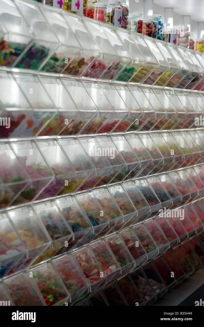 Spanien Barcelona Zeilen Lagerplätze von verschiedenen Sorten von Süßigkeiten in Happy Pills Süßwarengeschäft Stockfoto